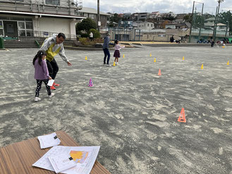 小学校の校庭でラビリンスオリエンテーリングに何度も挑戦する近隣の子ども。