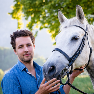 Benedikt mit Schimmelwallach Perseus
