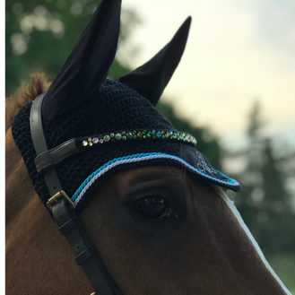 Lilly Lu mit ihrer CXEVALO Fliegenhaube