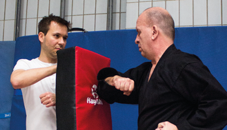 Effektive Selbstverteidigungstechniken werden mit Schlagpolstern getestet