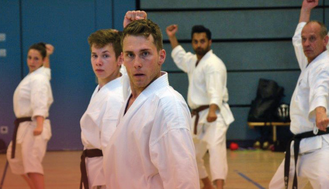 Bushido Köln Karate - Erwachsene Karatekas trainieren eine Kata