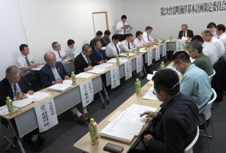 第3回第2次竹富町海洋基本計画策定委員会が開かれた=2月28日、竹富町役場