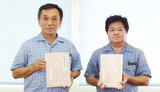 石垣市史叢書発刊を発表した玉津市教育長(左)、松村市史編集課長=市教委