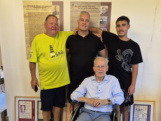 Piet Dam bei seinem letzten Besuch in Sandbostel am 13.8.2025 mit seinem Cousin, Sohn und Enkel (von links)
