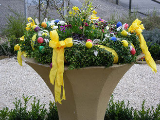 „Osterbrunnen“ vor der St. Martinskirche in Flehingen