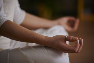 Mani in posizione mudra per meditare. scienza, relazioni, ruota consapevolezza, daniel siegel, noi, interconessi