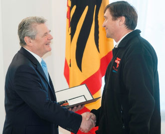 Bundespräsident Joachim Gauck (links) und Manfred Wille bei der Verleihung des Bundesverdienstkreuzes