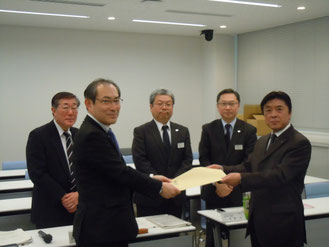 松崎常務理事へ要請書を渡す山口部会長（交通労連中央執行委員長）