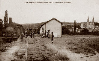 Tacot en gare de La Chapelle Montligeon