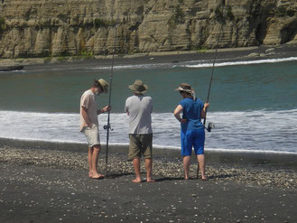 In Mokau sind viele Angler am Strand