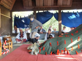 宮出しで獅子舞の奉納（平成24年10月8日午前8時頃松尾神社）