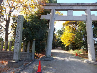 天理市にある大和神社の社号碑と鳥居