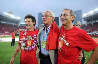 Marcello Lippi con Il Professor Enrico Castellacci (a destra), medico anche della Nazionale Italiana di Calcio, celebrano uno dei successi del Guangzhou Evergrande