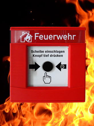 Roter Handalarmtaster mit der Aufschrift "Feuerwehr"; als Hintergrund gelb-rote Flammen