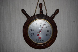 これが森家をいつも見守ってきてくれた日立家電の温度計。船の舵をイメージしたものなのだろうが、いつのまにか、上に三本の棒が残るのみ。