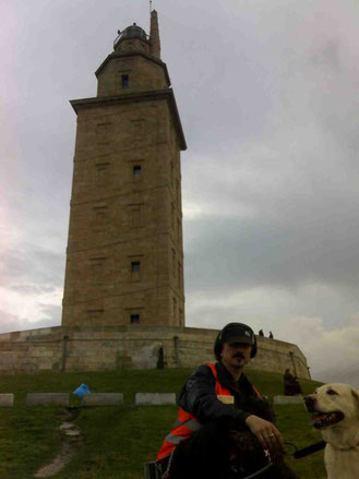 -Desde la Torre de Hércules un saludo para todos... Clique en la imagen y verá un vídeo de la HISTORIA DE ESTE FARO..