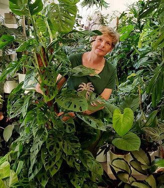 Andrea Mühlwisch, Inhaberin und Gründerin von Flowercompany mit Zimmerpflanzen
