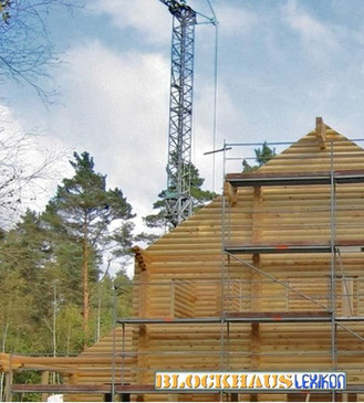 Blockhaus bauen - Blockhausbau - Blockhausmontage - Holzhaus, Wohnblockhaus, Einfamilienhaus, Bauen, Hausbau, Turmkran, Kran, Kosten, Dachstuhl, Mobilkran, Baustelle, Turmdrehkran, Manufaktur, Blockhausmanufaktur, Baukran, Blockbohlenhäuser, Bausatz