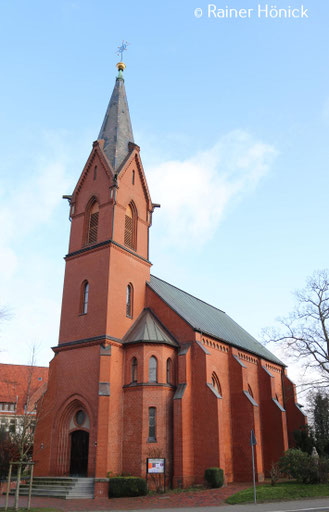 Die Herz-Jesu Kirche im Sommer