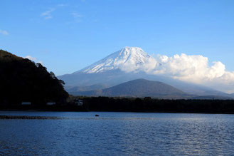 精進湖畔からの富士山