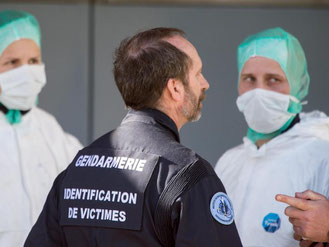 Der stellvertretender Leiter des Instituts für kriminaltechnische Untersuchungen der französischen Gendarmerie spricht mit Forensikern. Foto: Peter Kneffel