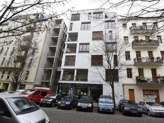 Zehn Monate hat es gedauert, bis dieses Wohnhaus im Prenzlauer Berg in Berlin stand. Die Wände und Decken waren dabei vorgefertigt wie bei normalen Fertighäusern. Foto: Rainer Jensen