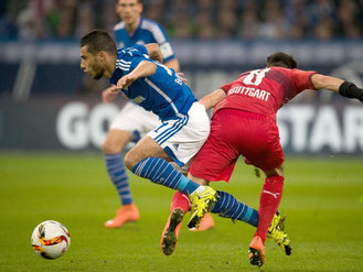 Schalkes Younes Belhanda (l) und Lukas Rupp von Stuttgart kämpfen um den Ball. Foto: Bernd Thissen