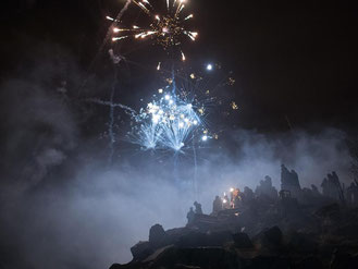 Menschen feiern mit einem Feuerwerk auf dem Birkenkopf in Stuttgart. Foto: Deniz Calagan/Archiv
