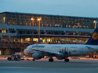 Ein Passagierflugzeug in Stuttgart am Flughafen. Foto: Uwe Anspach/Archiv