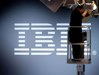 IBM Logo auf dem Messegelände der CeBIT. Foto: Peter Steffen/Archiv