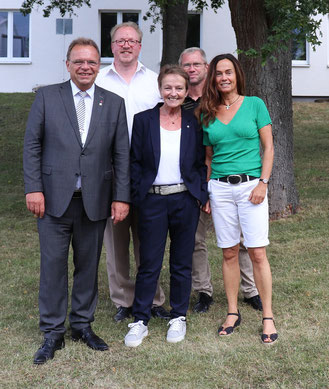 Birgitt Faßhauer mit Landrat Winfried Becker und Spartenleiterin Ramona Unzicker sowie den Vorstandsmitgliedern Olaf Pfaff und Dr. Stephan Lanzke. 