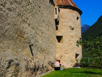 alte Mauer am Schloss Roche in Aigle