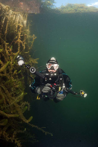 Taucher mit Fotoequipment unter Wasser