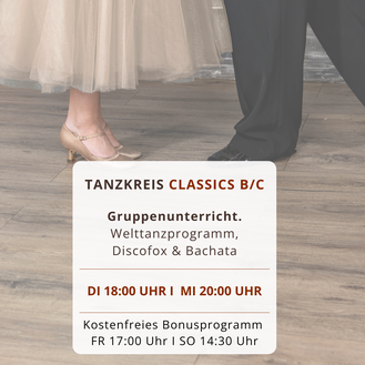 Fröhliches Paar tanzt lächelnd Walzer, Tango, Discofox, Salsa, Bachata, Jive in der Tanzschule Dance Inn Hattingen an der Ruhr unter der persönlichen Leitung von Tanzlehrerin Svenja Fröhlich, geb. Petry.