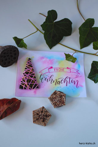 DIY Anleitung für eine selbstgemachte Weihnachtskarte: Tannenbaum mit Garn umwickeln und so eine Karte selbermachen