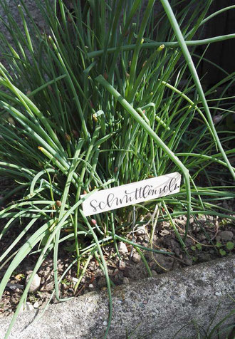 Letter Lovers donnerletter: Anleitung Gemüse- und Kräuterschilder für den Garten belettern: Beispiel Schild Schnittlauch