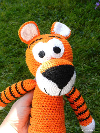 DIY Tiger als Amigurumi Musikdose häkeln und zur Geburt schenken - einzigartiges DIY Geburtsgeschenk