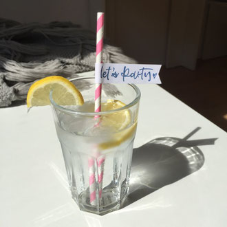 DIY Anleitung für selber eine Strohhalm Deko zu basteln mit Lettering - Let's Party (Letter Lovers somelovelyletters)