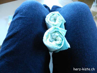 Windelschuhe: Windeln zusammenrollen