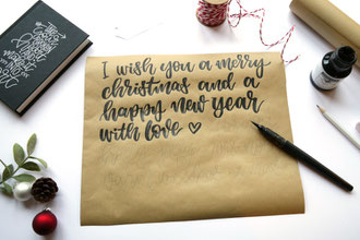 DIY Anleitung um Geschenke hübsch zu verpacken - mit einem Brushpen Handlettering auf das Packpapier