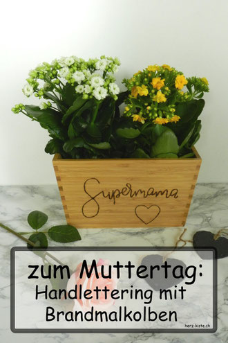 Einfache DIY Geschenkidee zum Muttertag: einen Blumentopf aus Holz mit einem Brandmalkolben belettern - Supermama