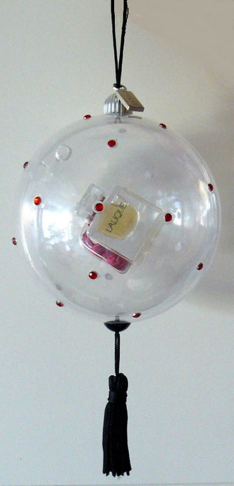 BOULE DE NOËL LALIQUE CONTENANT UNE MINIATURE LE PARFUM : EAU DE PARFUM 4,5 ML