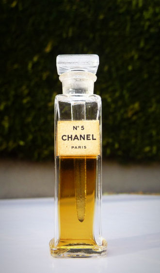 ANCIEN FLACON TESTEUR N° 5 : PARFUM AVEC TIGE EN VERRE. BOUCHON EN VERRE SECTION RECTANGULAIRE