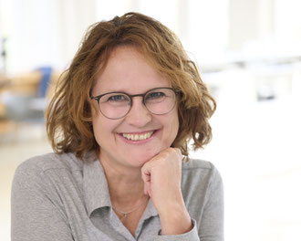 Portrait Susanne Eisch, Begründerin des Potential Oriented Vocal Trainings, einer körperorienten Methode aus der Gesangspädagogik, die auf der Rabine-Methode entwickelt wurde