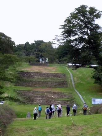 政庁跡へ