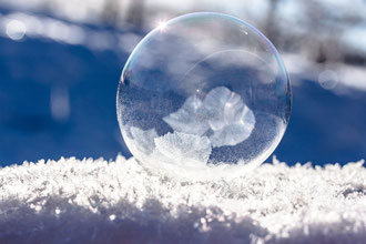 Symbolbild Winter: Eiskristalle mit Blase
