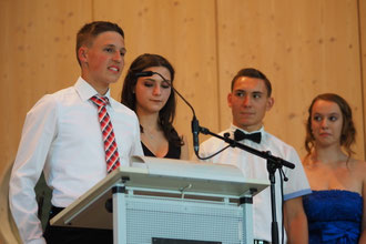 Julius Spindler (10a), Michelle Schäfer (10a), Patrick Bechtel (10b) und Damaris Maier (10b) sprechen ihre Danksagungen an Eltern und Lehrer
