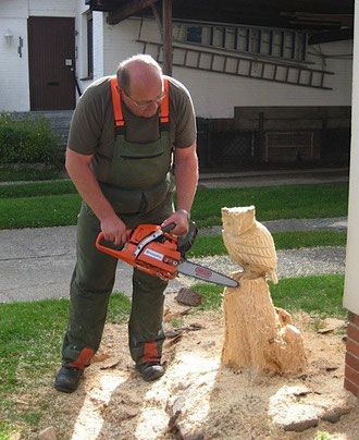 Der " HolzMichi" bei der Arbeit