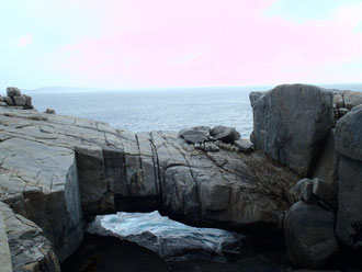 Pont naturel en rocher au dessus de la mer