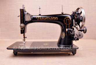 Naumann Kl. 9, Geradeaus-Nähmaschine mit Fußantrieb, Flachbett, Hersteller: Seidel & Naumann Nähmaschinenwerk und Eisengießerei AG, Dresden (Bilder: Nähmaschinenverzeichnis)